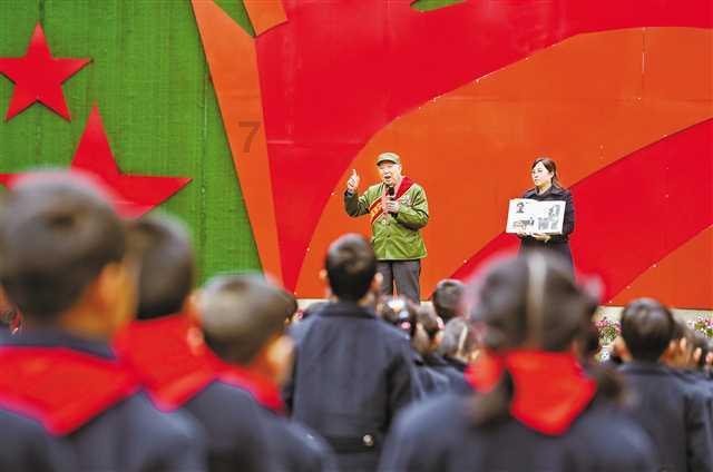 Twins红馆个唱开锣泪洒舞台，37首经典唱不停，数十位艺人送花篮